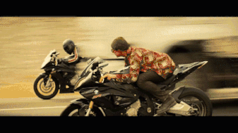 行駛摩托車(chē)